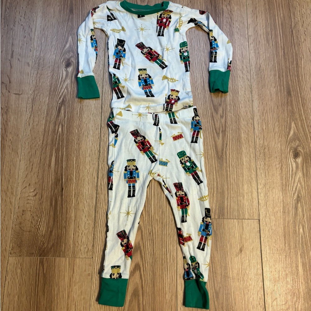 🎉bundle 3 or more items for 50% discount!🎉 
Honest company nutcracker pajamas